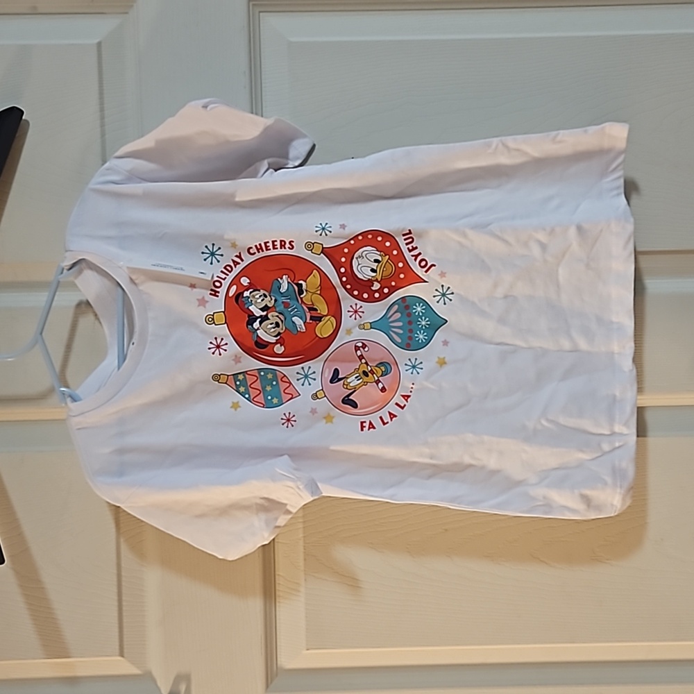 DISNEY MICKEY AND FRIENDS HOLIDAY CHEER TEE: WHITE: NEW WITH TAGS: SIZE M (7/8)